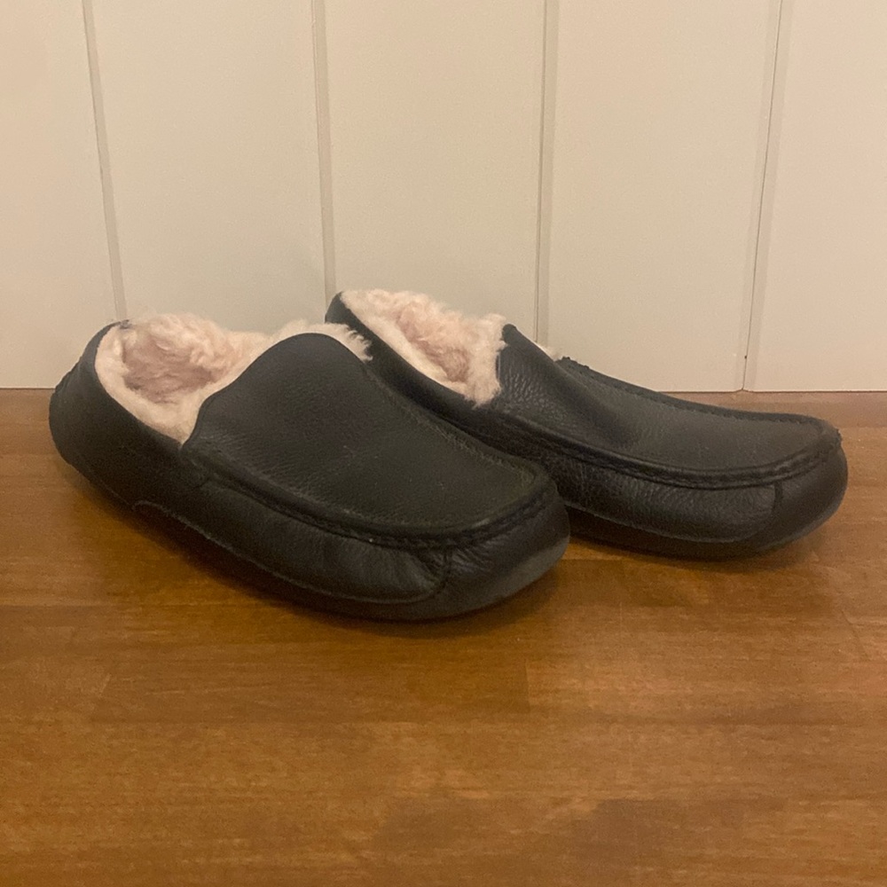 UGG Men’s Ascot Black Leather Slipper Size 11